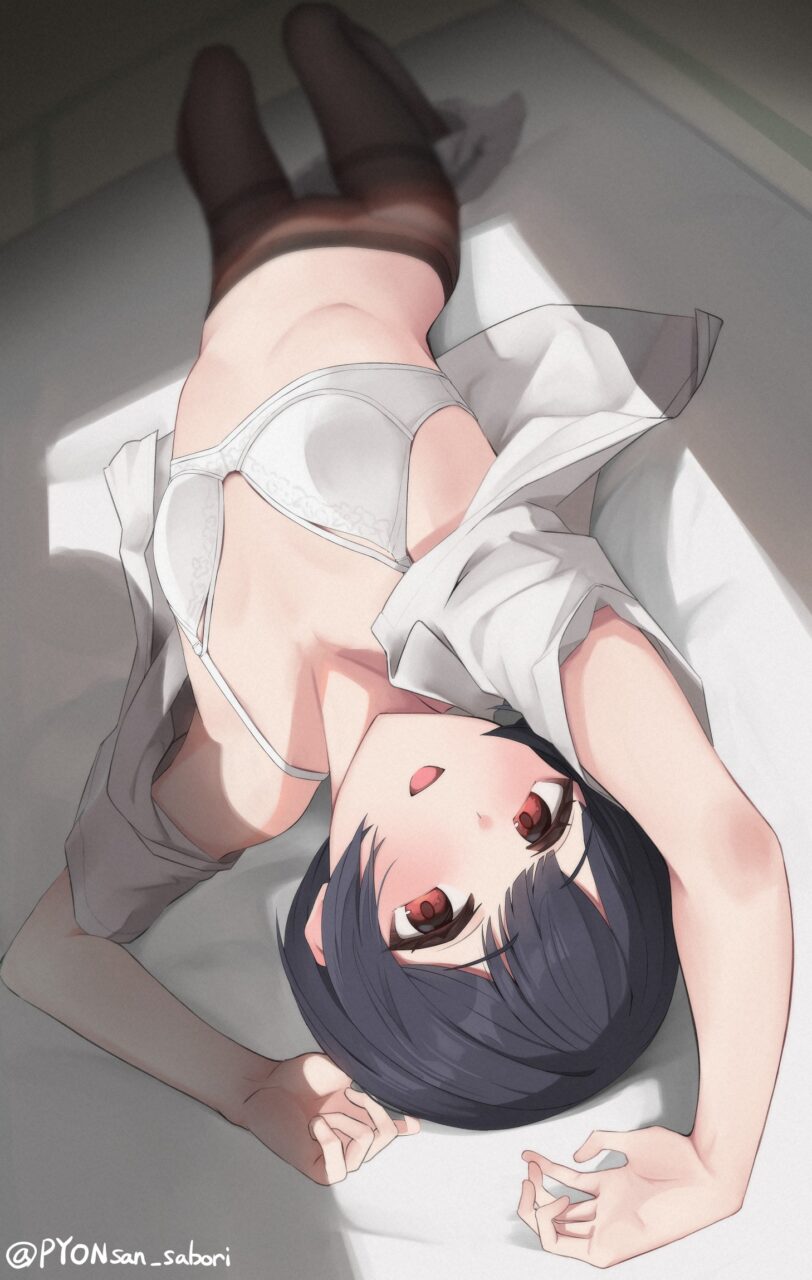 脱ぎかけのエロ画像